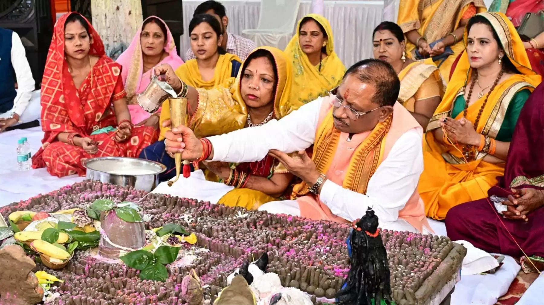 रायपुर :  मुख्यमंत्री साय ने मुख्यमंत्री निवास में सपरिवार किया शिव रूद्रामहाभिषेक