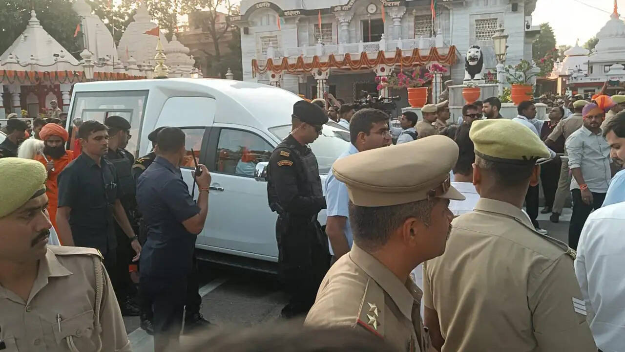 दिव्य आभा के साथ निकली गोरक्षपीठाधीश्वर की विजयादशमी शोभायात्रा