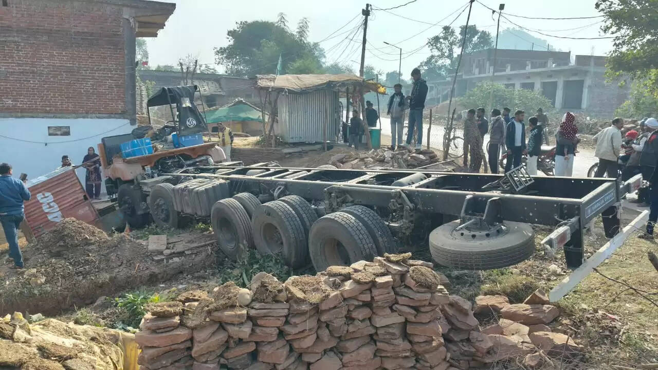 पन्‍ना : बेकाबू ट्रक जाली तोड़ घर में घुसा, किराना दुकान क्षतिग्रस्त