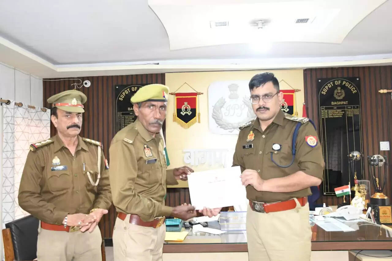 बागपत एसपी ने बेहतरीन काम करने वाले दाे पुलिस कर्मियों को किया सम्मानित