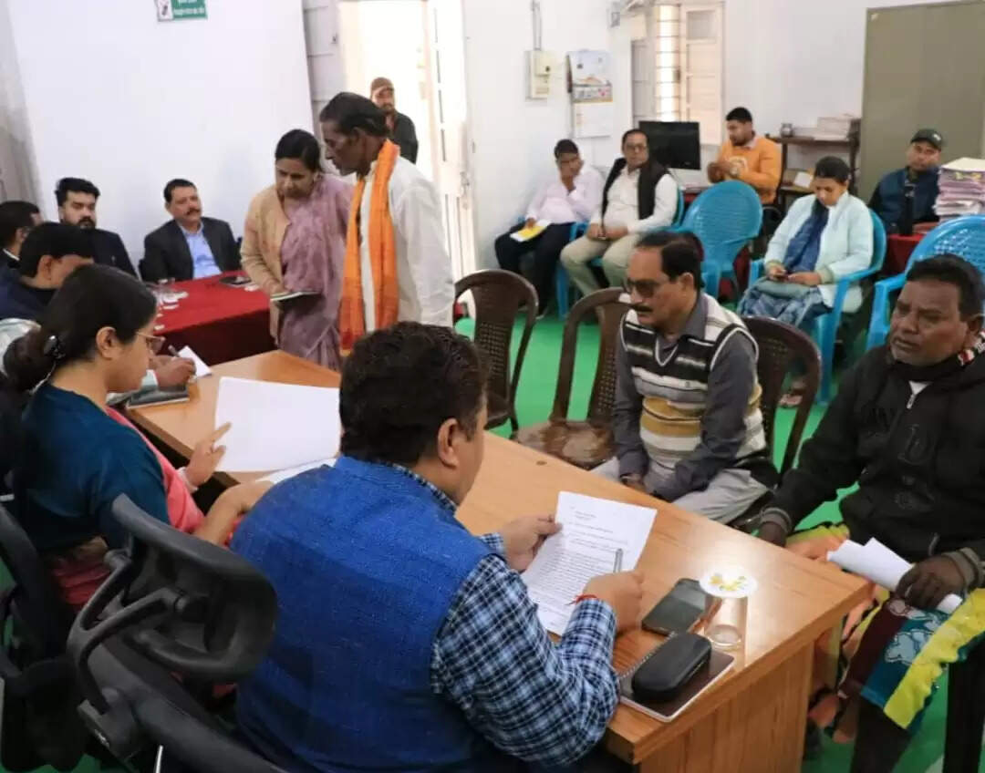 झाबुआ: जनसुनवाई में पैयजल समस्या सहित सरपंच पति की मनमानी की शिकायत