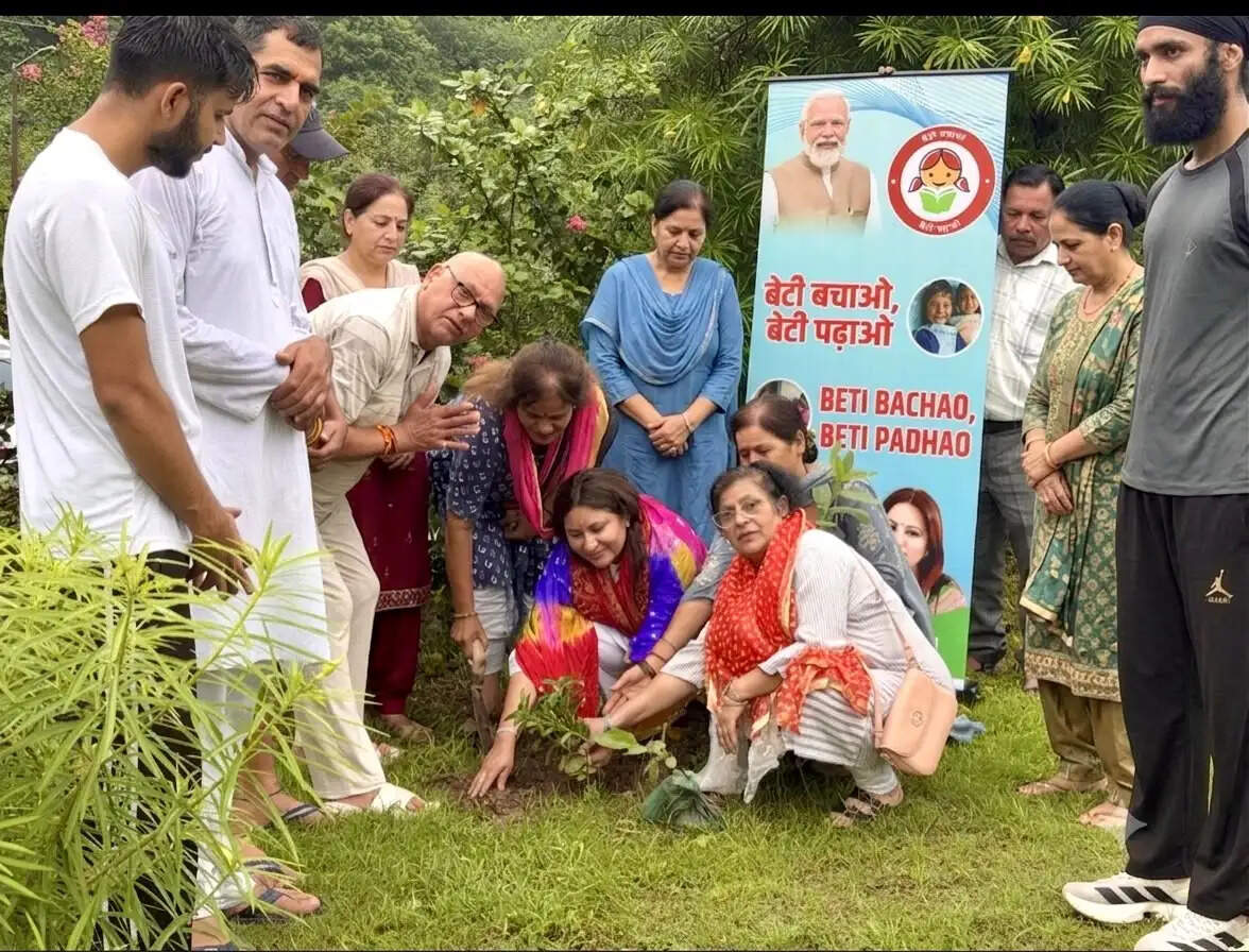 हर की पौड़ी में ‘बेटी बचाओ, बेटी पढ़ाओ’ अभियान के तहत पौधारोपण, पर्यावरण संरक्षण का दिया संदेश