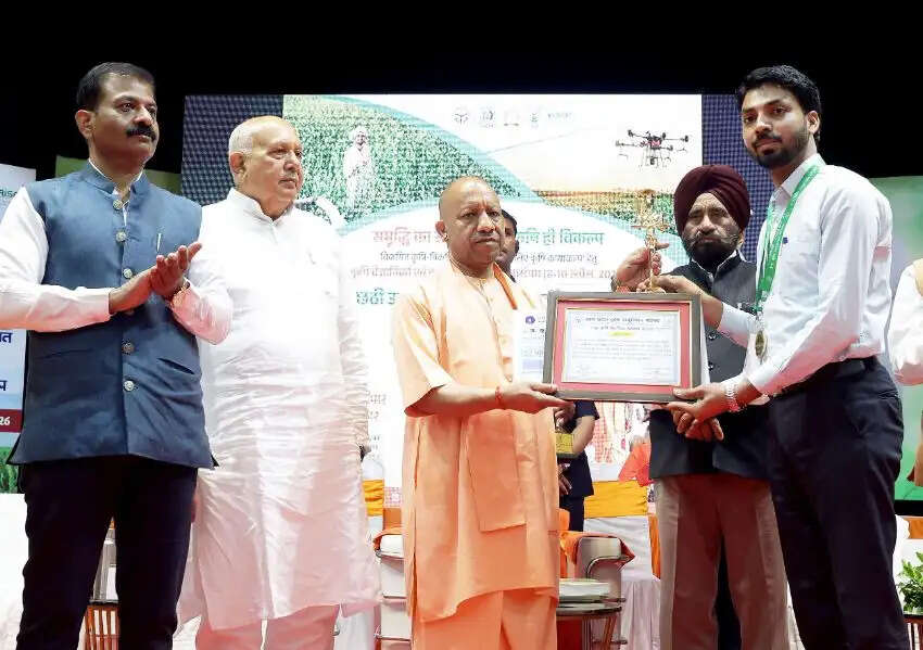 कृषि विज्ञान कांग्रेस में मुख्यमंत्री योगी ने किया कृषि वैज्ञानिकों को सम्मानित