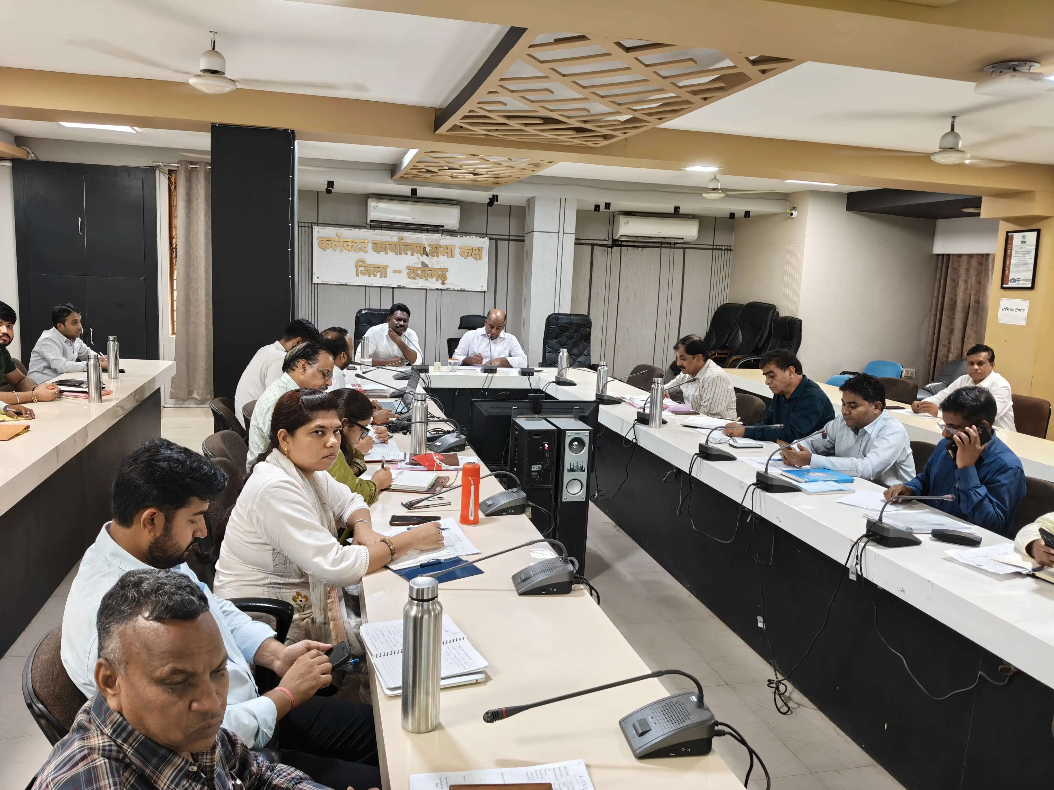 राजगढ़ः मुख्यमंत्री जनविश्वास अभियान और सीएम हेल्पलाइन की लंबित शिकायतों की समीक्षा बैठक संपन्न