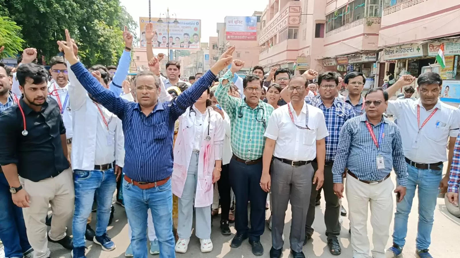 कोलकाता रेप-मर्डर केस के विरोध में छात्राएं सड़क पर, प्रदर्शन