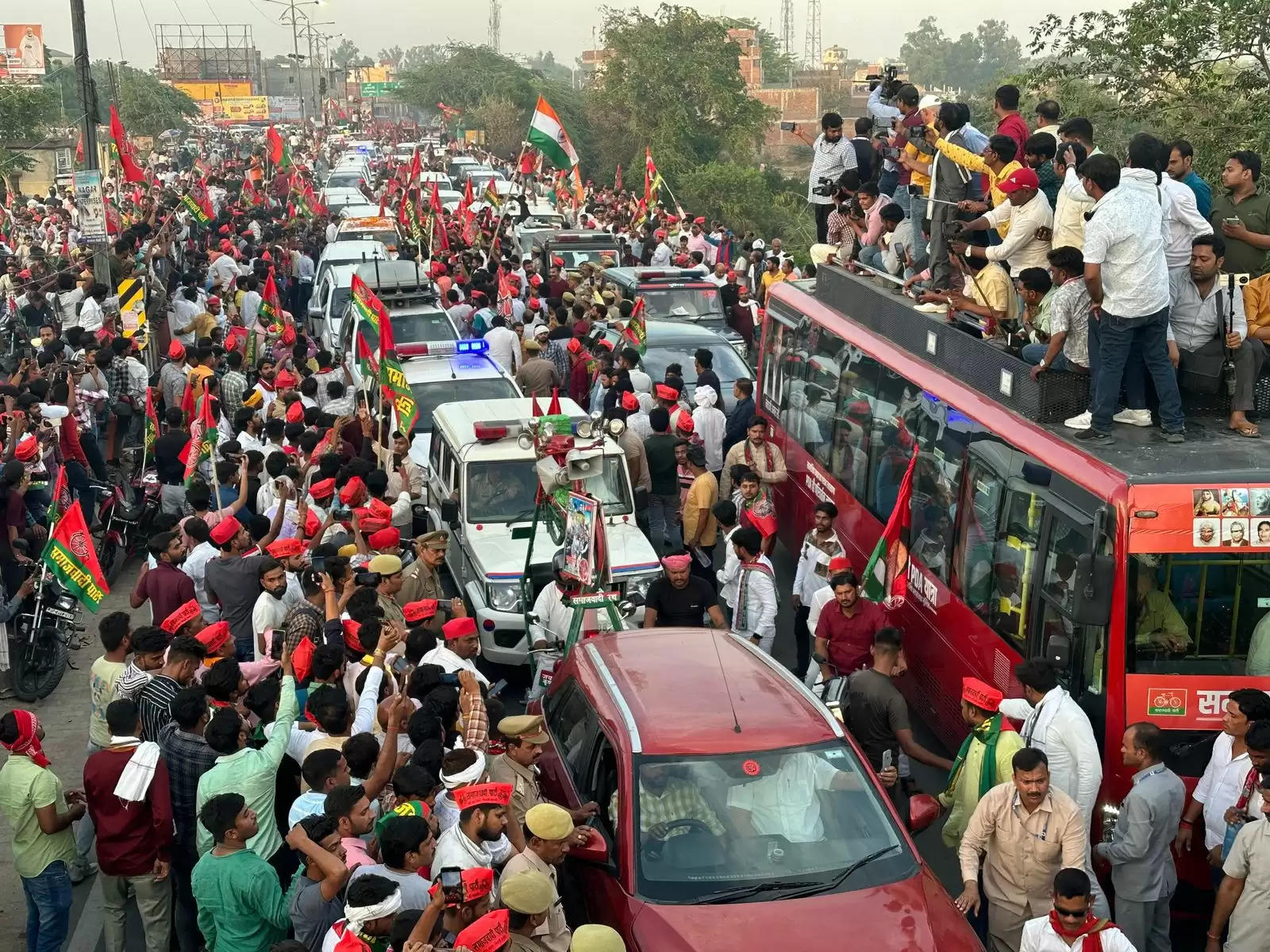 अखिलेश यादव और डिंपल ने मैनपुरी में निकाली बेरोजगार बारात यात्रा, घर-घर मांगें वोट