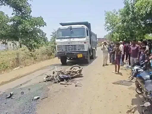 सिंगरौली&nbsp;में&nbsp;हाईवा की टक्कर से बाइक सवार युवक की मौत, आक्रोशित ग्रामीणों ने किया चक्काजाम