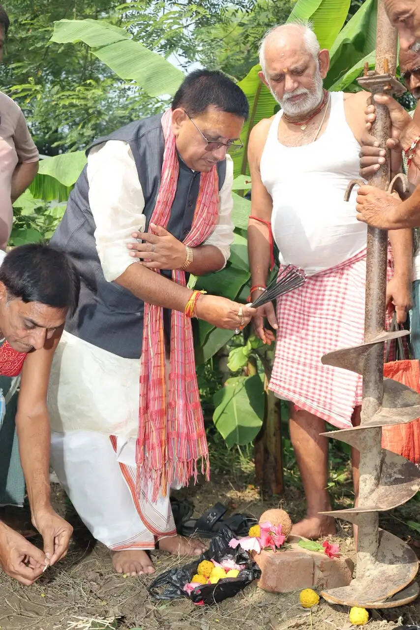अमरपुर में पथ निर्माण मंत्री ने किया चारदिवारी निर्माण कार्य का भूमिपूजन