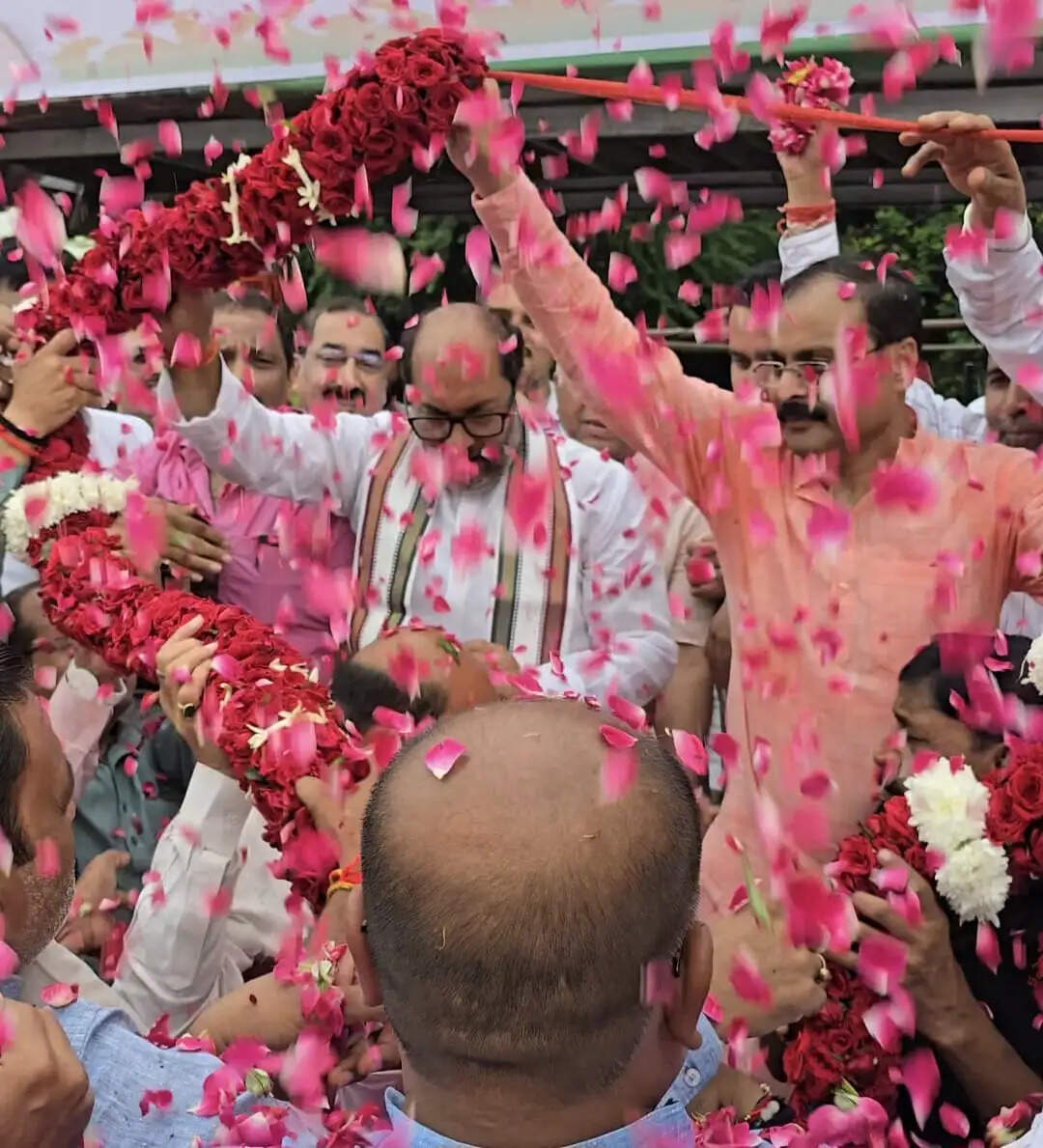 भाजपा के राष्ट्रीय महामंत्री हरीश द्विवेदी का लखनऊ, बाराबंकी और अयोध्या में जगह-जगह स्वागत, कार्यकर्ताओं ने फूल-मालाओं से लादा