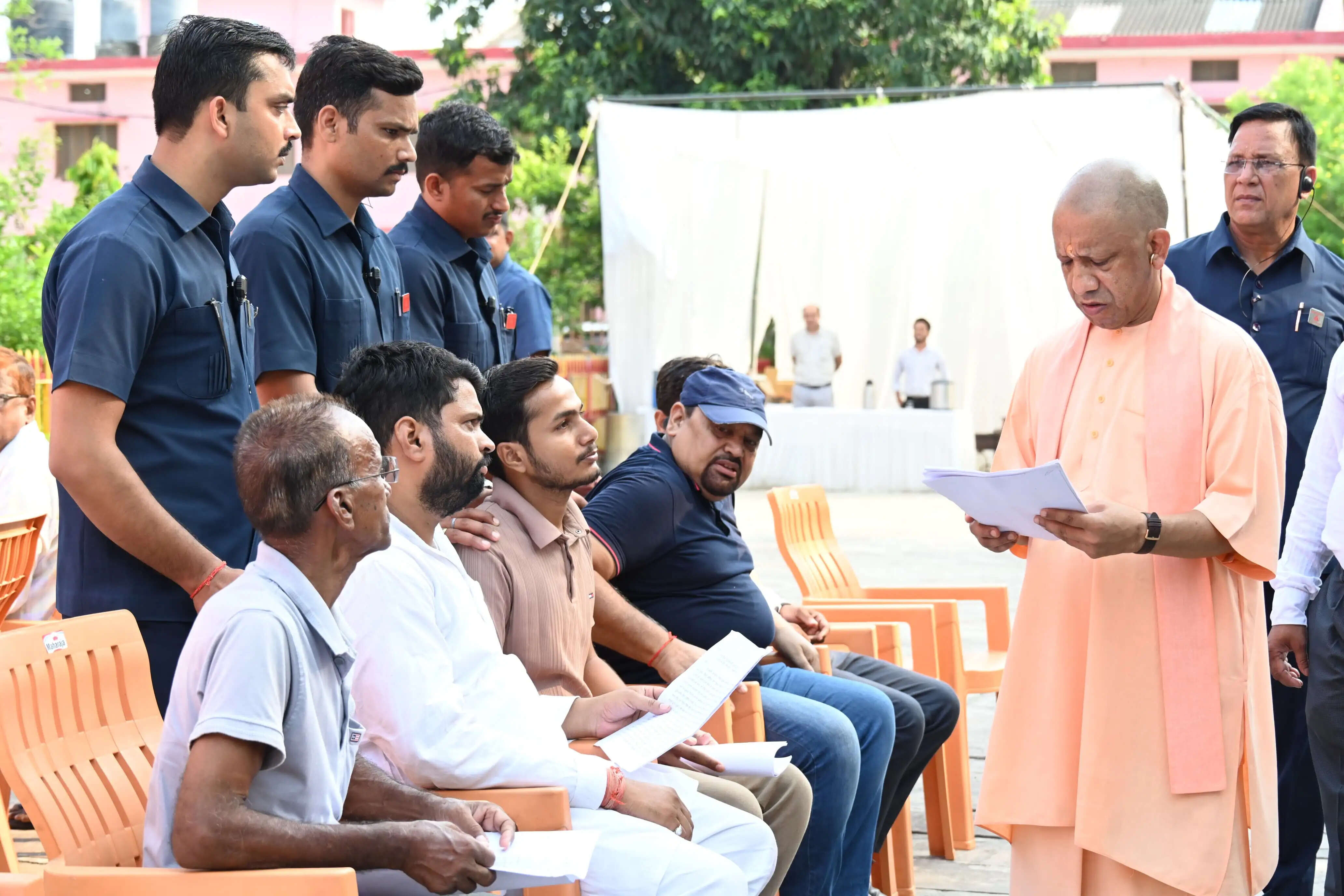 गुड़-रोटी खिलाकर मुख्यमंत्री योगी ने की गोसेवा
