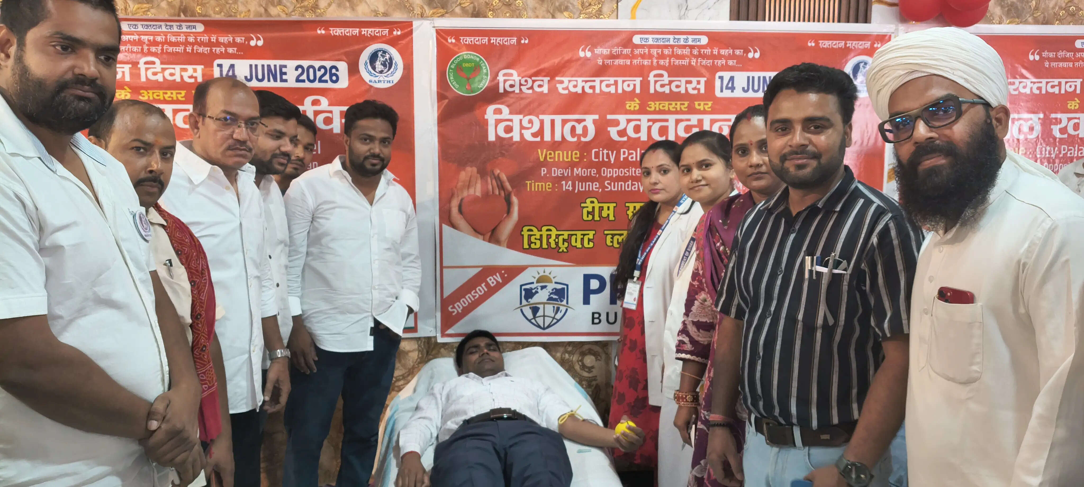 विश्व रक्तदाता दिवस पर मेगा ब्लड डोनेशन कैंप, डीएम विवेक रंजन मैत्रेय ने रक्तदान कर किया शुभारंभ