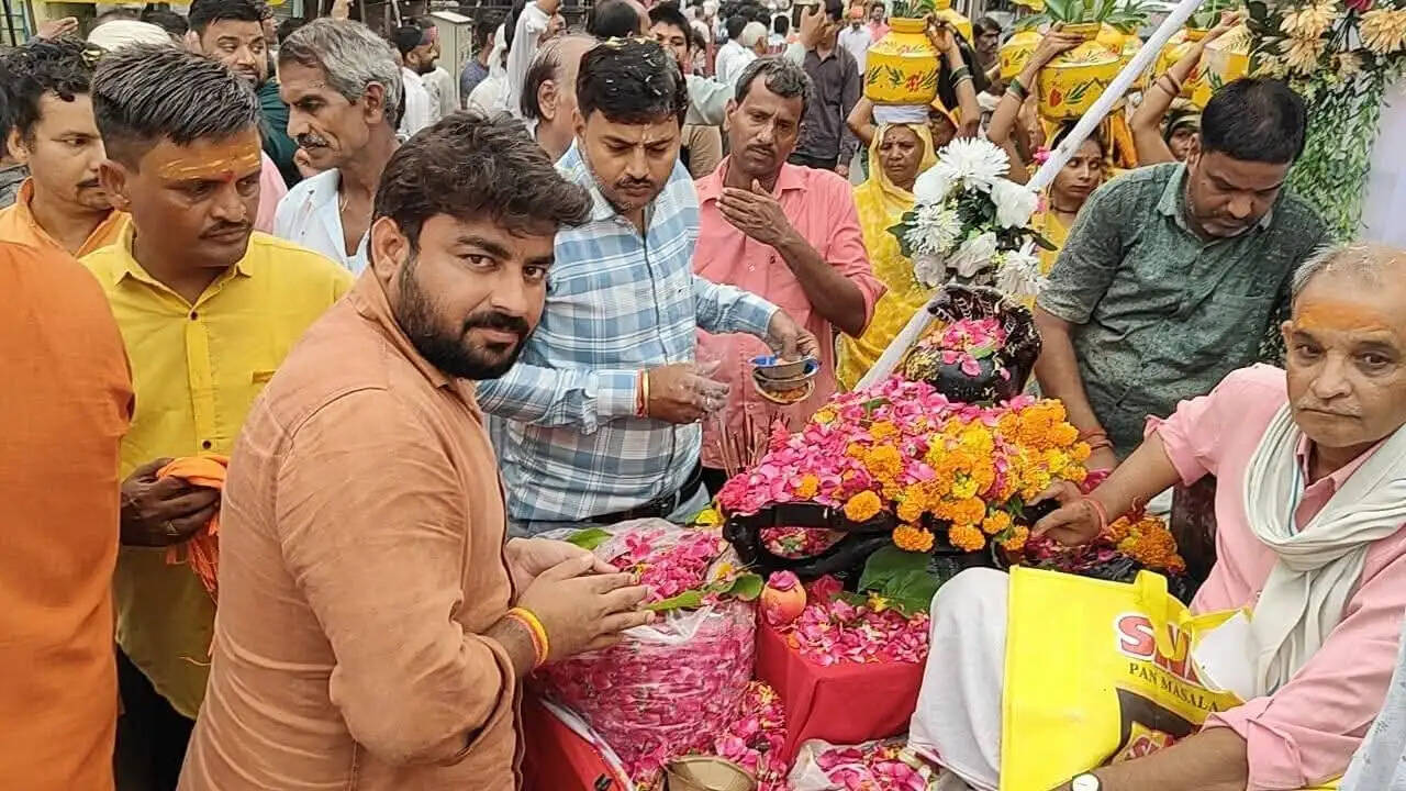 पुष्पवर्षा से हुआ शोभायात्रा का स्वागत, हर हर महादेव के जयकारे से गूंजा महोबा