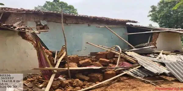 छत्तीसगढ़ के&nbsp;रायगढ़ में जंगली हाथियों का आतंक, छह ग्रामीणों के कच्चे मकानाें&nbsp;काे&nbsp;किया&nbsp;क्षतिग्रस्त