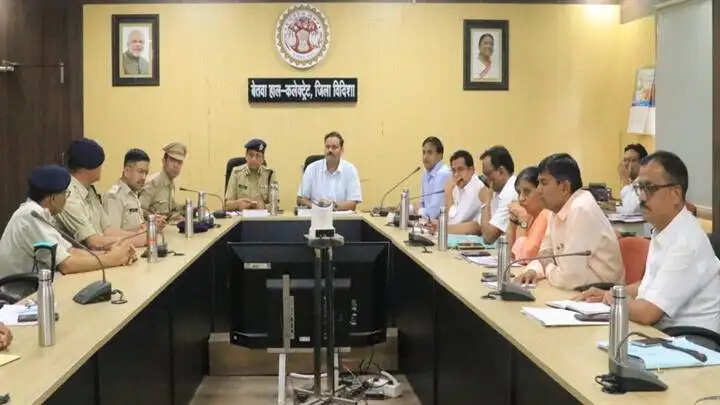 विदिशाः संभाग आयुक्त शर्मा ने डिजिटल रिकॉर्ड रूम और कंट्रोल रूम का किया निरीक्षण