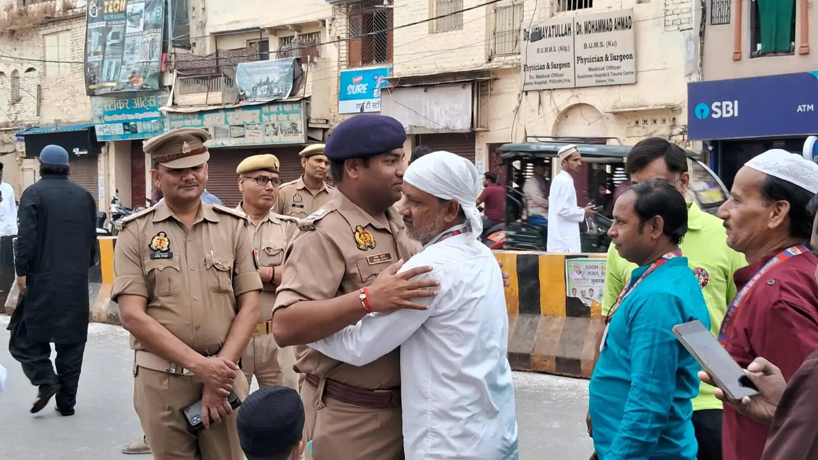 वाराणसी : उल्लासपूर्ण माहौल और अकीदत के साथ ईद-उल-फितर की नमाज अदा