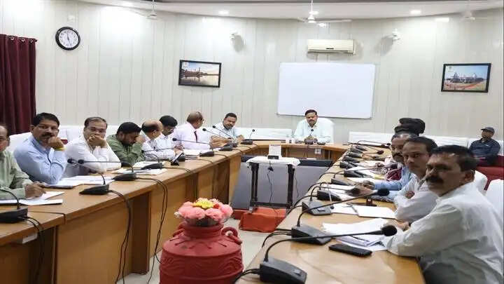 भोपालः संभागायुक्त ने की स्कूल शिक्षा विभाग की समीक्षा