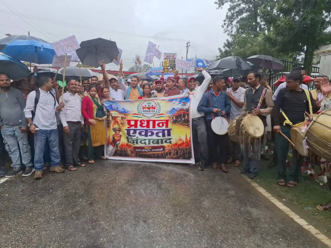 प्रधानों ने विभिन्न मांगो को लेकर कलक्ट्रेट में किया प्रदर्शन