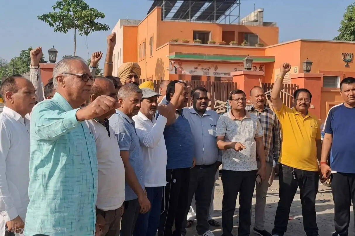 यमुनानगर : कूड़ा उठान बाधित होने पर भड़के सेक्टरवासी, भाजपा कार्यालय के बाहर प्रदर्शन