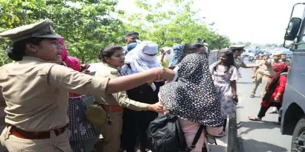 लखनऊ में 1076 हेल्पलाइन के कर्मचारियों ने किया प्रदर्शन, मुख्यमंत्री आवास की ओर कूच करने पर पुलिस ने रोका