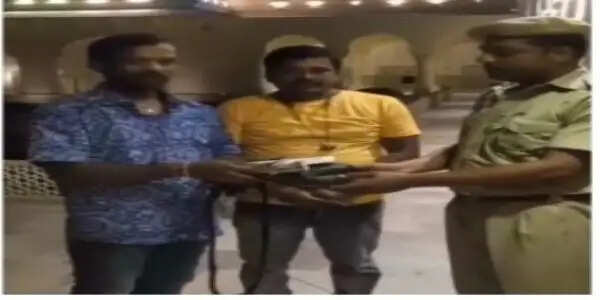 ईमानदारी की मिसाल: आमेर महल में मिले 1.06 लाख रुपये से भरे बैग को होमगार्ड जवान ने लौटाया