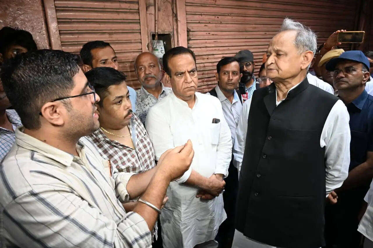 पुरोहित जी का कटला अग्निकांड: पूर्व मुख्यमंत्री अशोक गहलोत ने लिया जायजा
