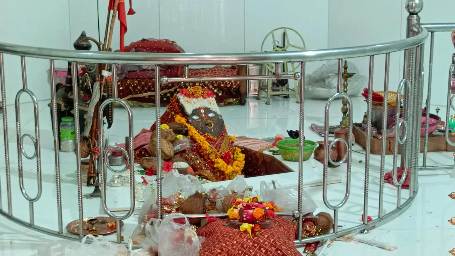 शीतला शक्ति पीठ में जगमगा रहे आस्था के 1035 दीप