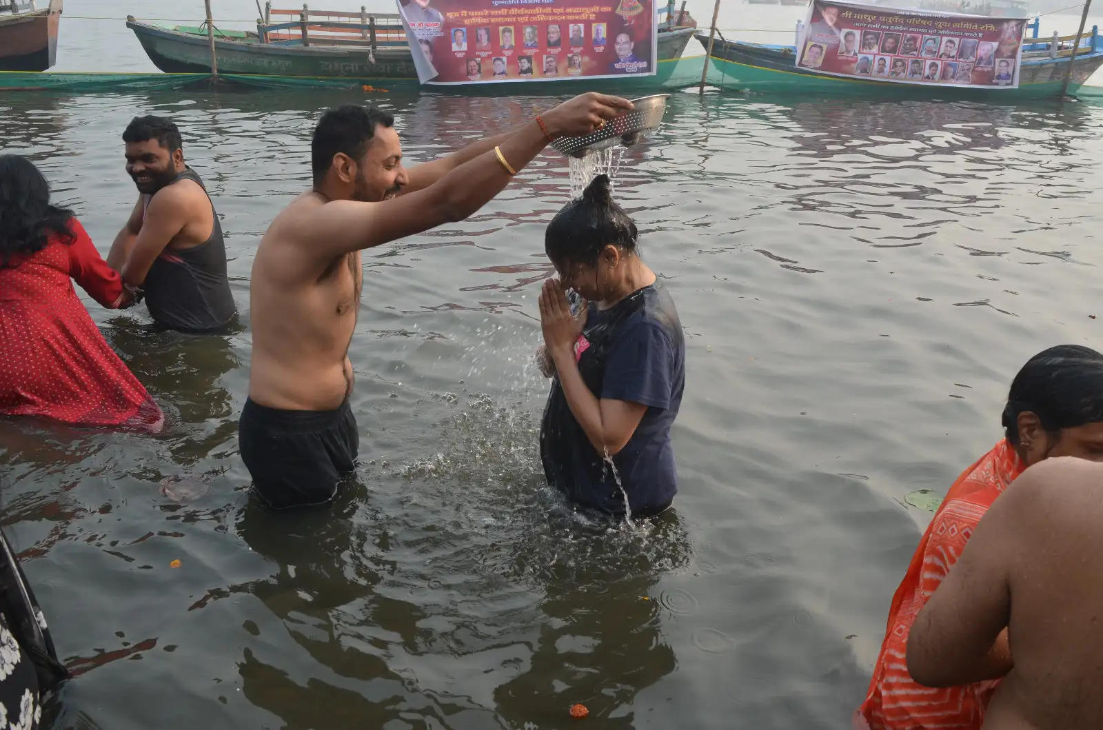 मथुरा यम द्वितीया पर्व: यम की फांस से बचाने को बहनों ने भाई संग लगाई यमुना में एकसाथ डुबकी