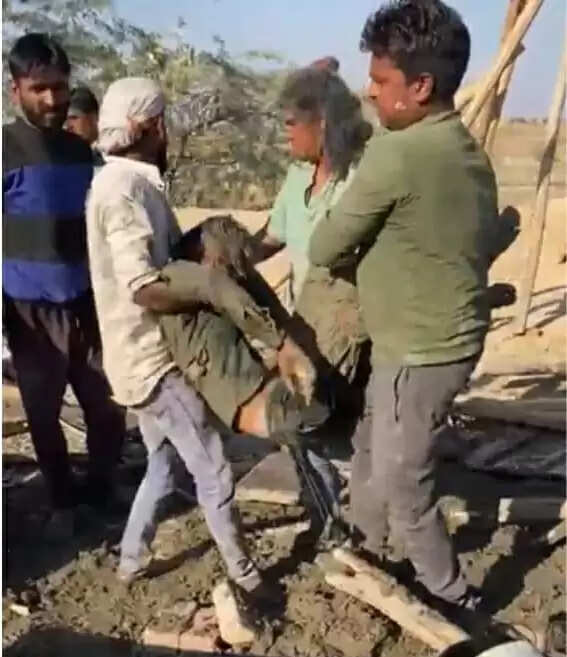 काम कर रहे मजदूरों पर गिरा मलबा, दो की मौत : एक गंभीर घायल