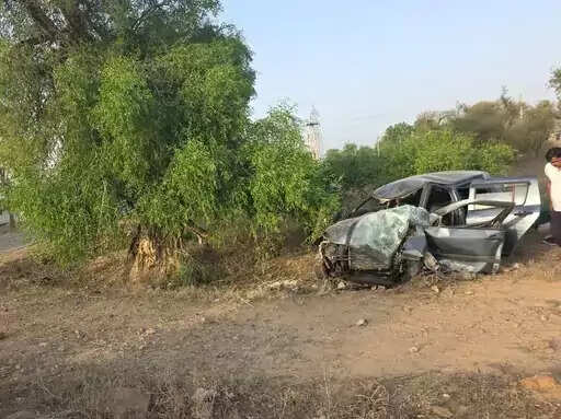 पेड़ से टकराई तेज रफ्तार कार दो की मौत