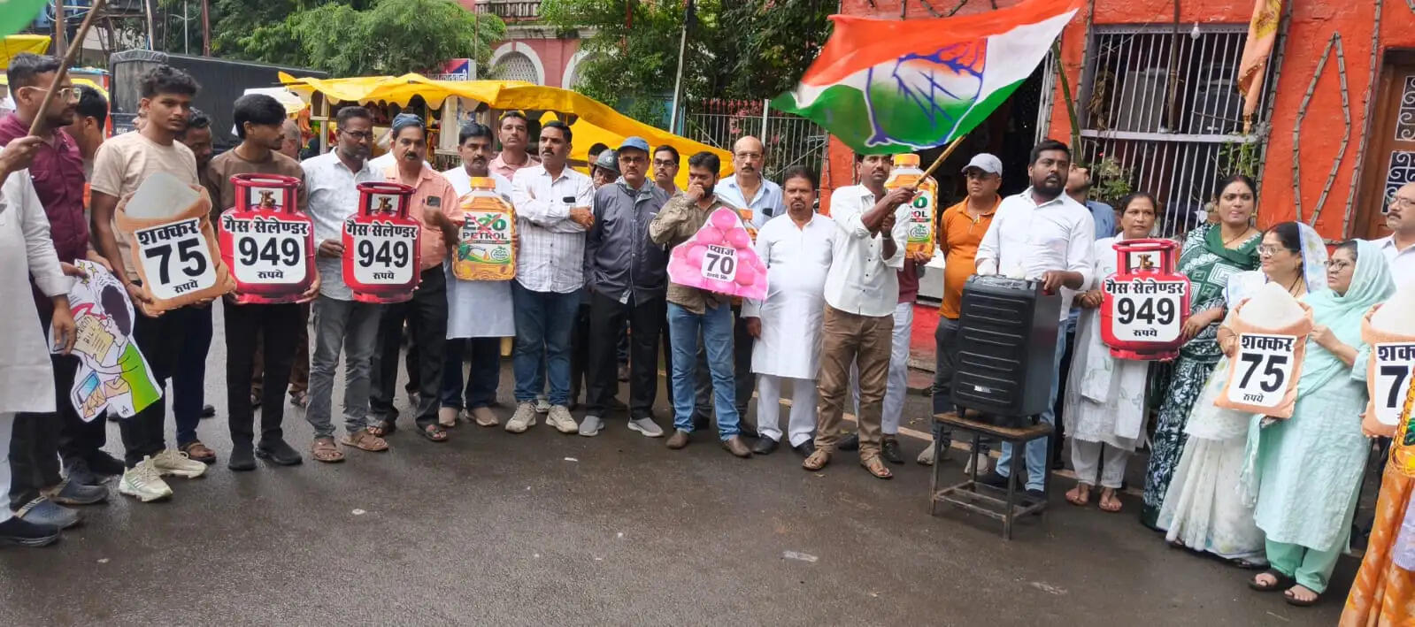 जबलपुर : महंगाई के विरोध में कांग्रेस का प्रदर्शन, लोगों को बांटी एक चुटकी शक्कर