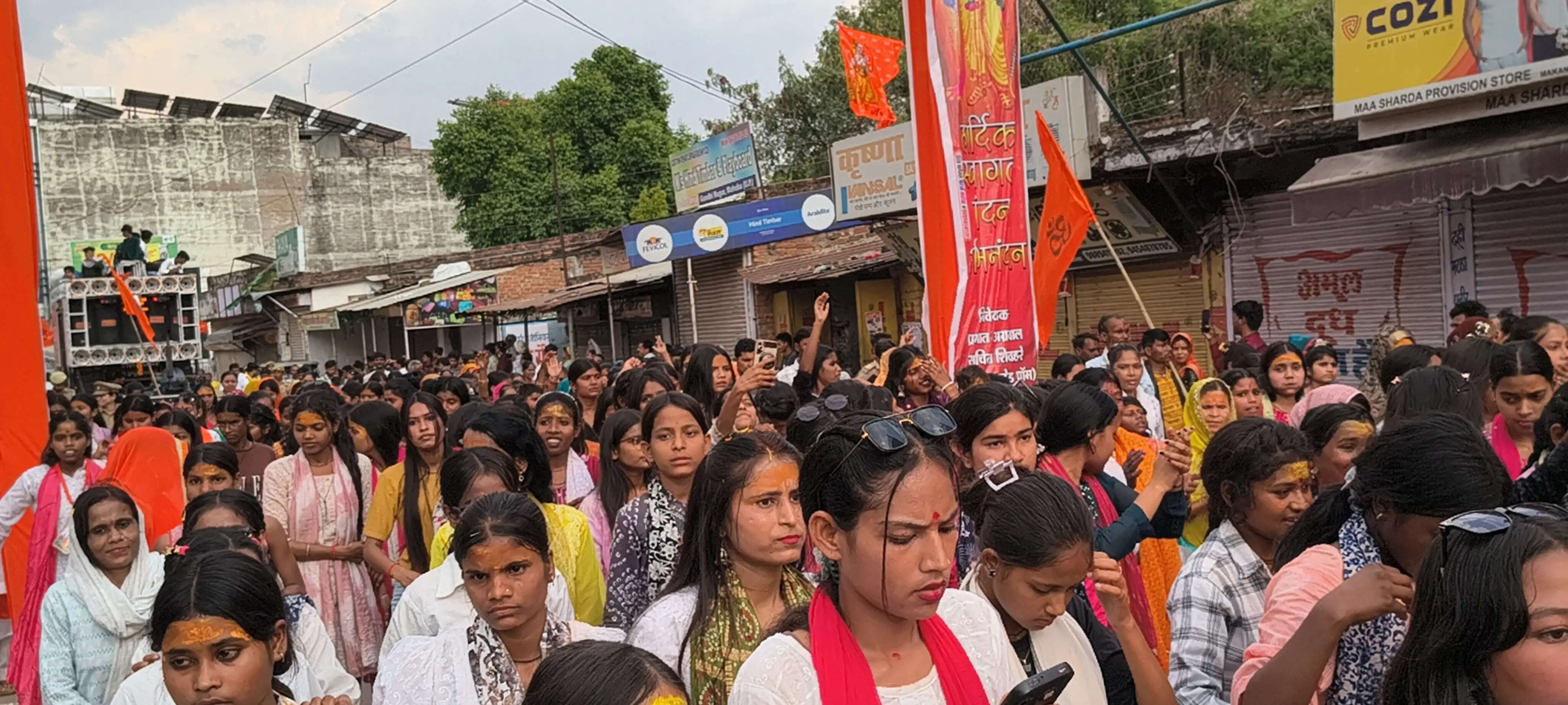 जय जय श्री राम के उद्घोष से निकली शोभायात्रा