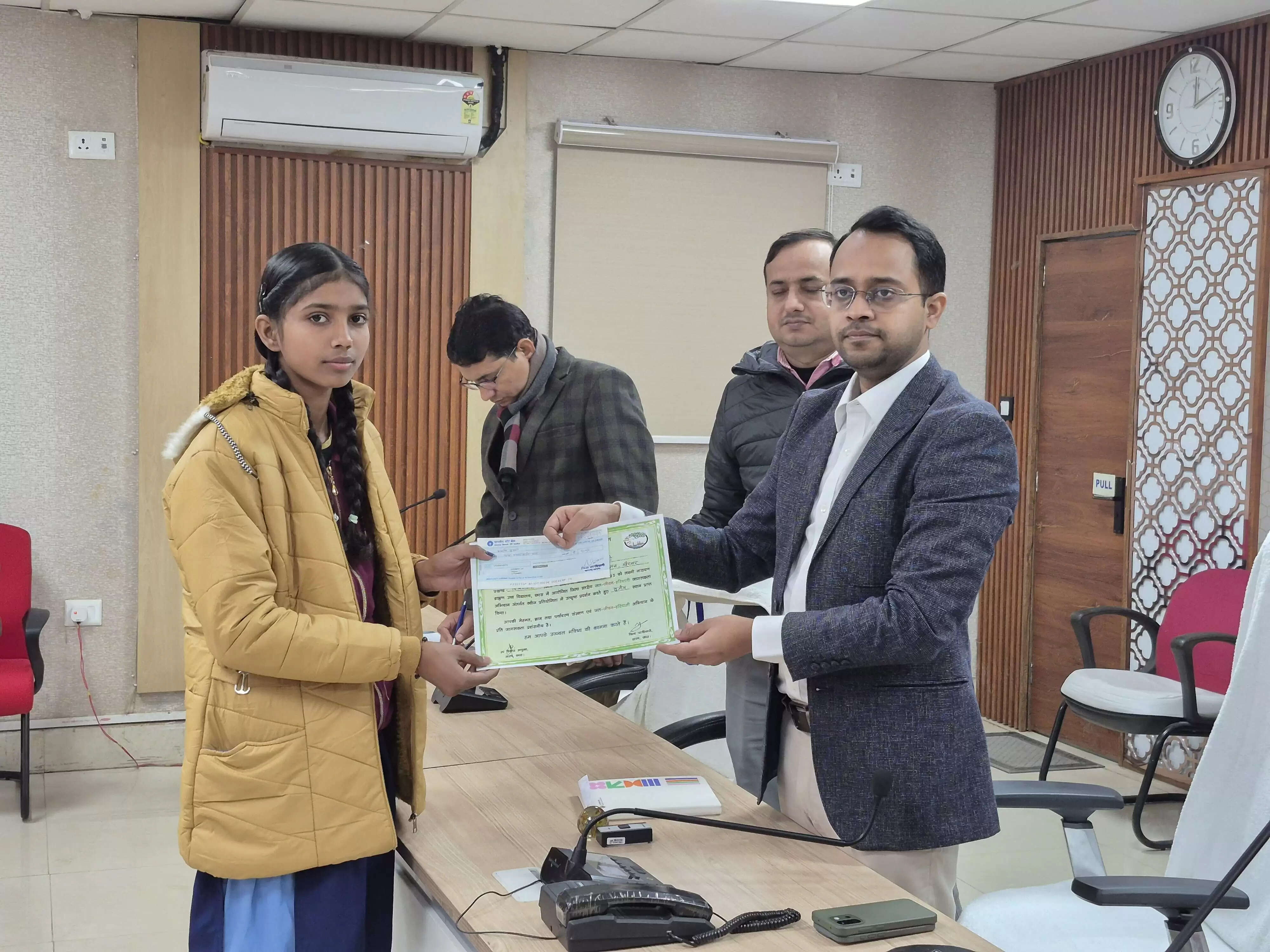 जल-जीवन-हरियाली क्विज के विजेताओं को जिलाधिकारी ने किया सम्मानित