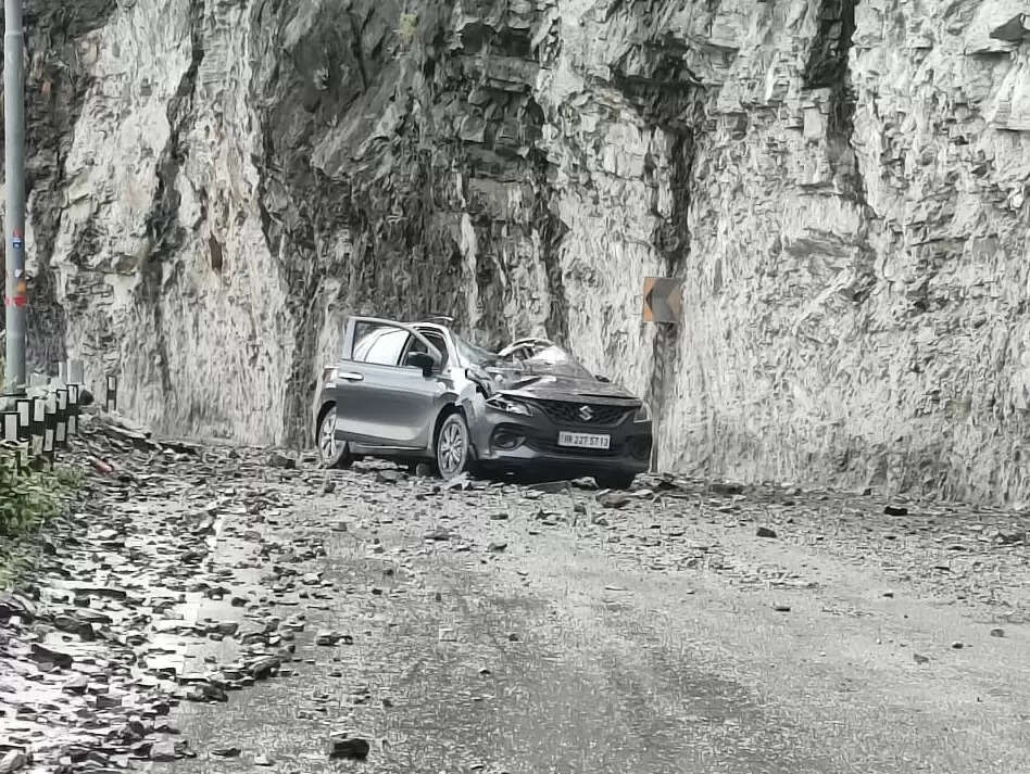 वाहन पर गिरा पत्थर, महिला की मौत, दो घायल