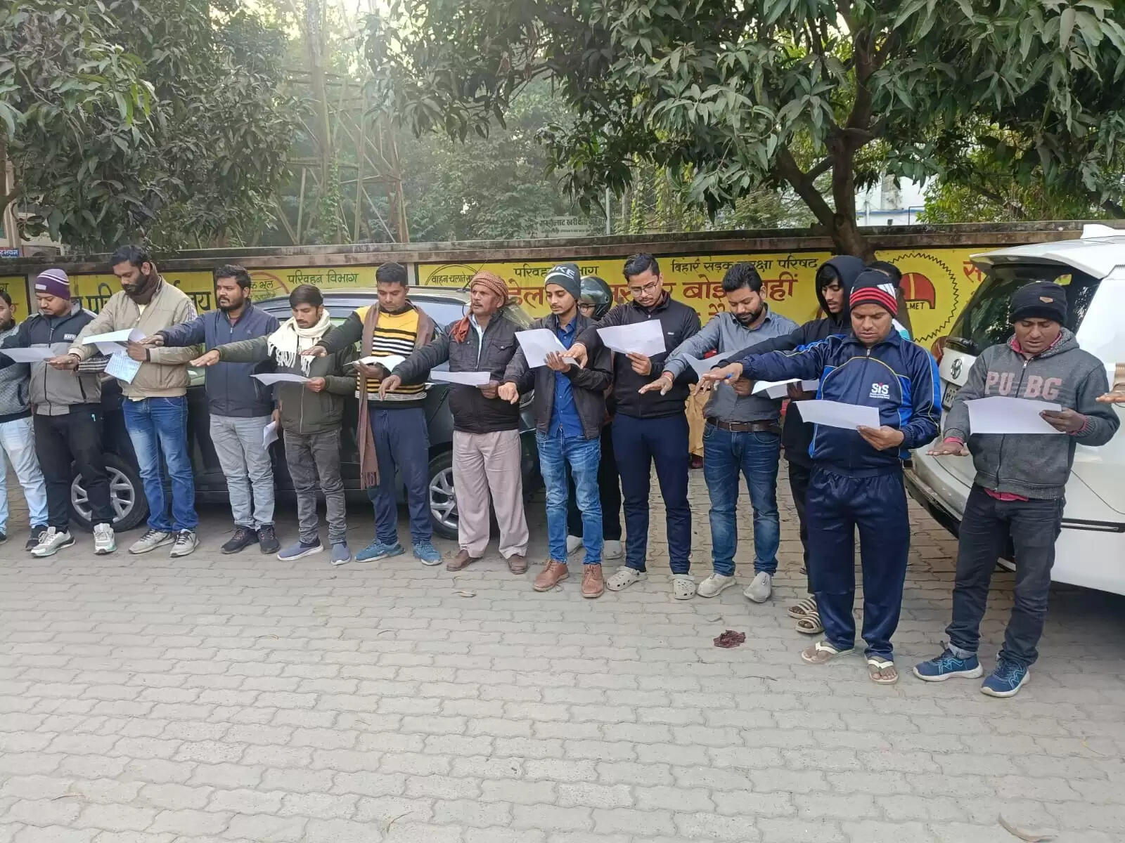 सड़क सुरक्षा माह कार्यक्रम में हेलमेट और सीट बेल्ट उपयोग करने की अपील