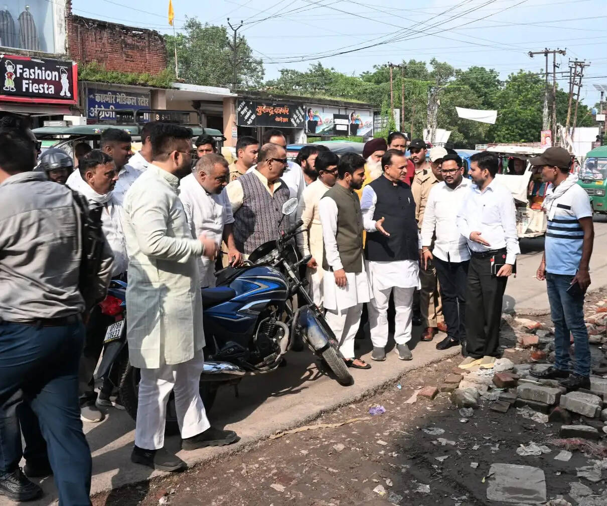 नवरात्रि तक सड़कें दुरुस्त नहीं हुईं तो जिम्मेदार अफसरों पर होगी कार्रवाई : सांसद