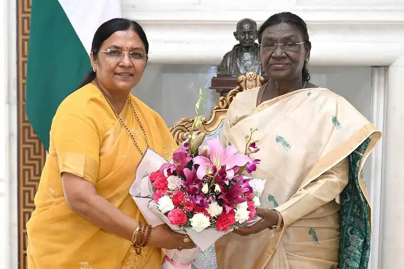 राष्ट्रपति से मिलीं केन्द्रीय मंत्री सावित्री ठाकुर, धार में महिला सशक्तिकरण सम्मेलन के लिए किया आमंत्रित