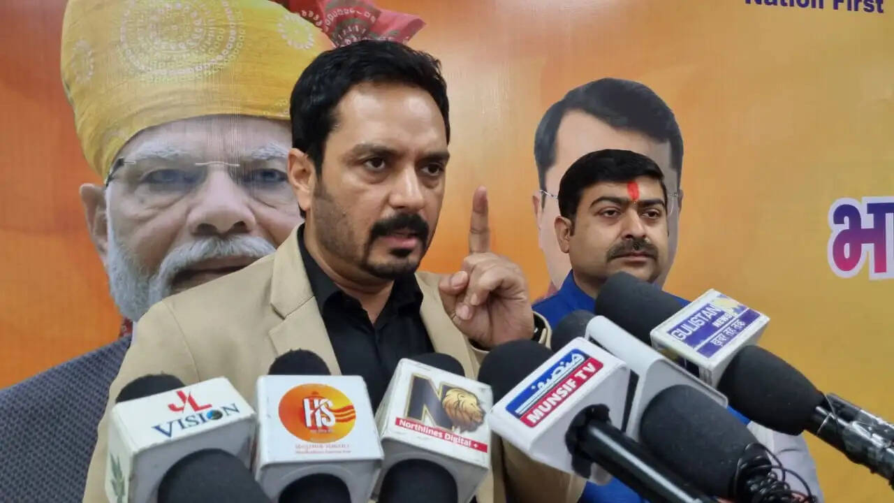 अभिजीत जसरोटिया ने आज महबूबा मुफ्ती और आगा रुहुल्लाह की कड़ी आलोचना की