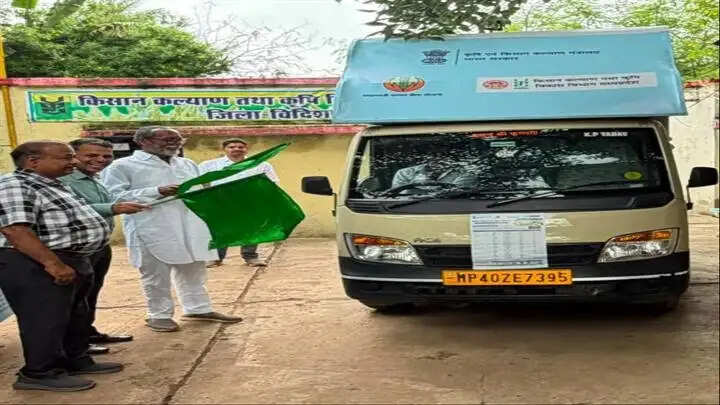 विदिशाः फसल बीमा जागरूकता रथों को दिखाई गई हरी झंडी, 130 पंचायतों में पहुंचकर किसानों को करेंगे जागरूक