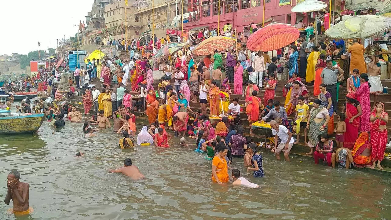 वैशाख पूर्णिमा पर श्रद्धालुओं ने गंगा में लगाई आस्था की डुबकी