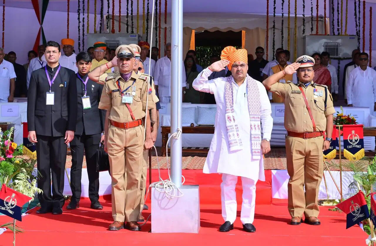 बीकानेर में&nbsp;मुख्यमंत्री ध्वजारोहण&nbsp;कर&nbsp;बाेले,&nbsp;वर्ष 2047 तक विकसित भारत-विकसित राजस्थान के संकल्प को सिद्धि तक पहुंचाएंगे