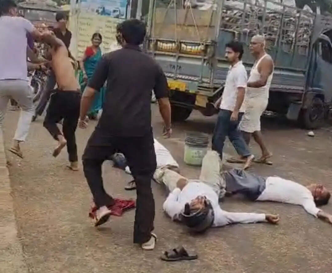 मैजिक और बाइक की टक्कर में एक की मौत, दो गंभीर