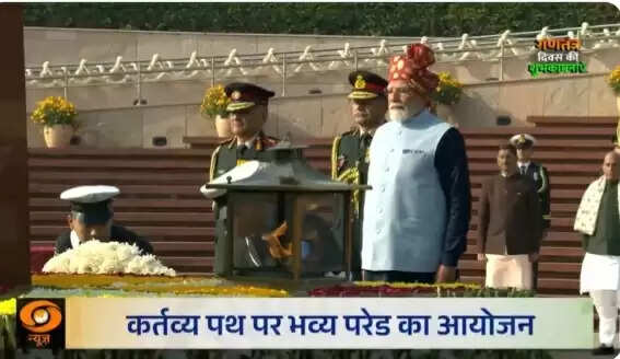 गणतंत्र दिवस परेडः कर्तव्य पथ पर प्रधानमंत्री मोदी, पहुंचे राष्ट्रीय युद्ध स्मारक, पुष्पचक्र अर्पित कर बढ़ गए सलामी मंच की ओर