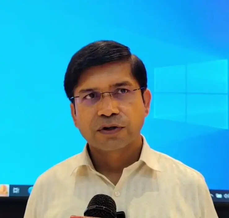 श्रमिकों को सप्ताह में एक दिन अवकाश अवश्य मिले : जिलाधिकारी राजेन्द्र पैंसिया