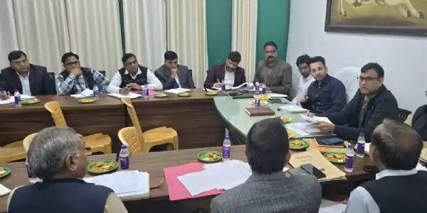 गौ आश्रय स्थलों में लापरवाही पर तीन सचिवों को कारण बताओ नोटिस