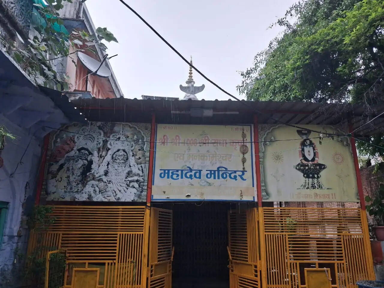 सावन में मनकामेश्वर मंदिर पर उमड़ रही श्रद्धालुओं की भीड़, पर्यटन सुविधाओं का हो रहा विकास