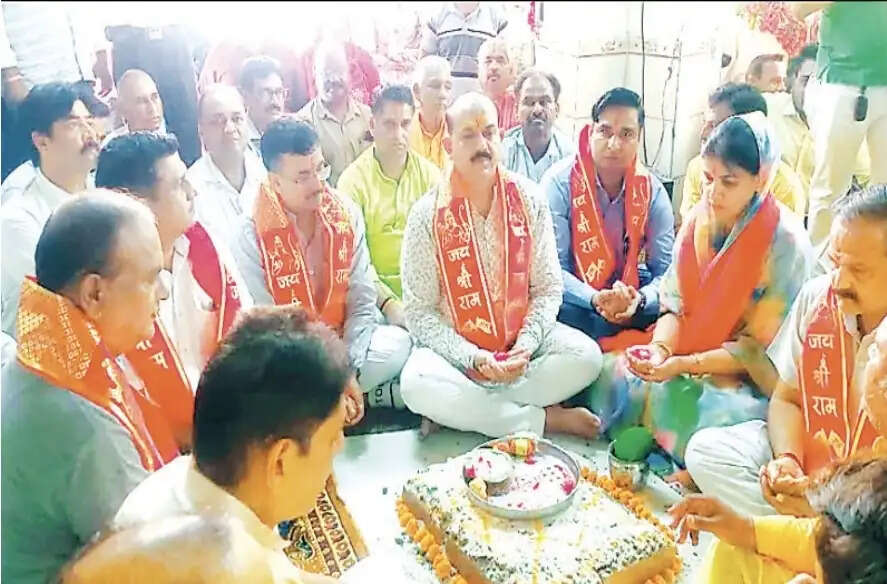 मोदी सरकार के सफलतम 12 वर्ष पूर्ण होने पर सीताराम मंदिर में किया हवन और आरती, दरगाह में पेश की गई चादर