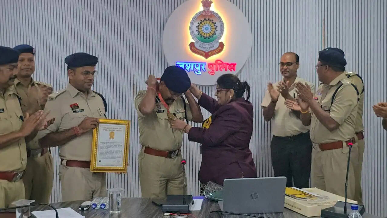 जशपुर : पुलिस ने एक ही दिन में 766 गांवों में 'यातायात जन चौपाल' लगाकर हेलमेट जागरूकता का बनाया वर्ल्ड रिकॉर्ड