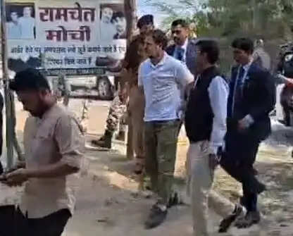 (अपडेट) सुलतानपुर में राहुल गांधी रामचेत की जूते की दुकान पर पहुंचे, बेटे व पोती से की मुलाकात