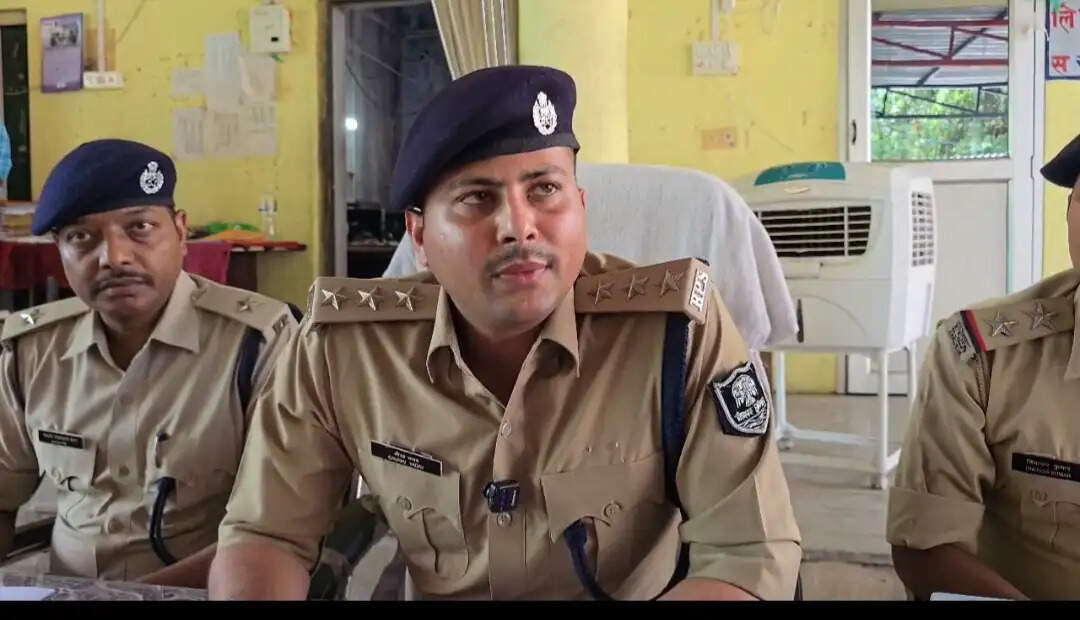 प्रेम प्रसंग के चलते रानी की हत्या, प्रेमी व उसका साथी गिरफ्तार