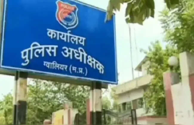 मप्रः ग्वालियर पुलिस ने गुम हुए 6 वर्षीय बालक को रातभर सर्च ऑपरेशन चलाकर सकुशल परिजनों से मिलाया